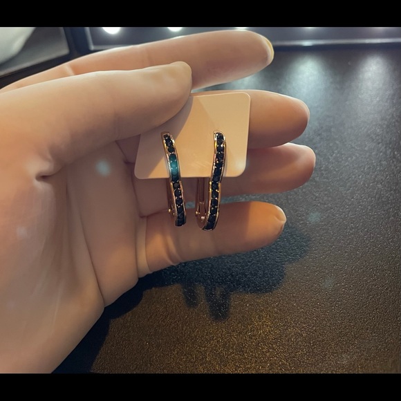 Gorgeous 18K Gold Plated ♥️ Earrings - Picture 6 of 6